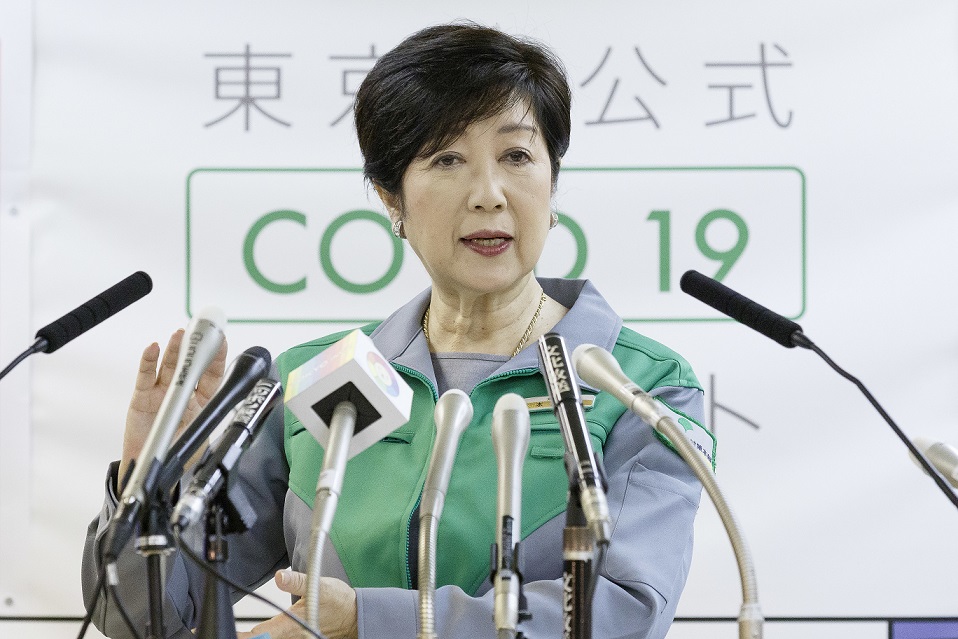 Tokyoter Gouverneurin Koike Yuriko bei einer Pressekonferenz zur Corona-Pandemie