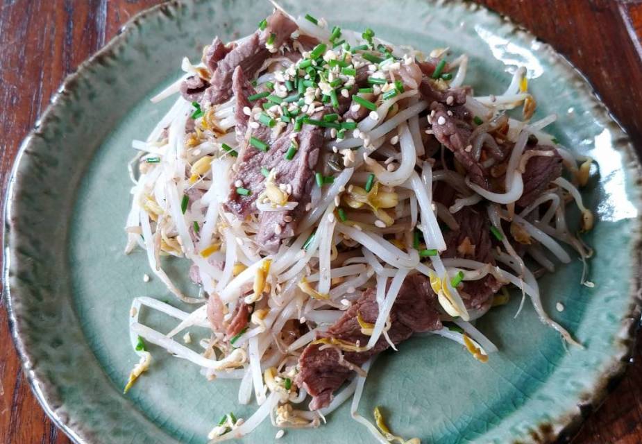 Gebratenes Rindfleisch mit Sojasprossen | JAPANDIGEST