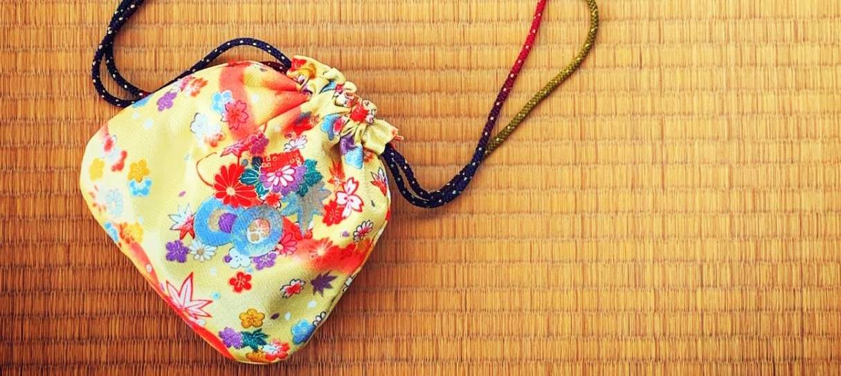 Japanischer Tragebeutel mit Blumenmuster auf Tatami-Matten