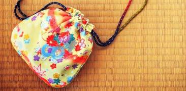 Japanischer Tragebeutel mit Blumenmuster auf Tatami-Matten