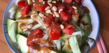 Somen-Salat mit Miso-Apfel-Dressing