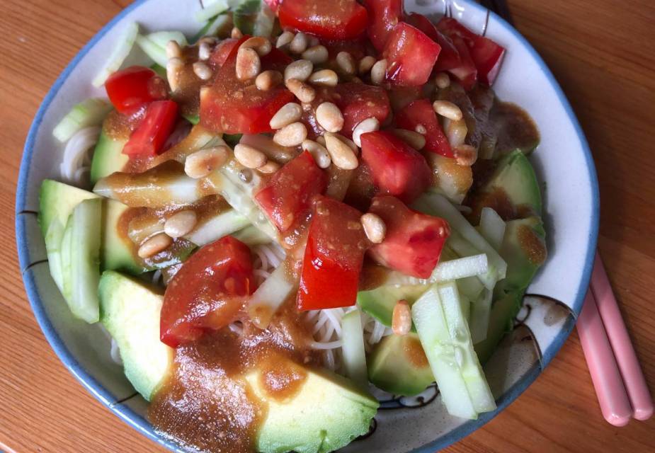 Somen-Salat mit Miso-Apfel-Dressing