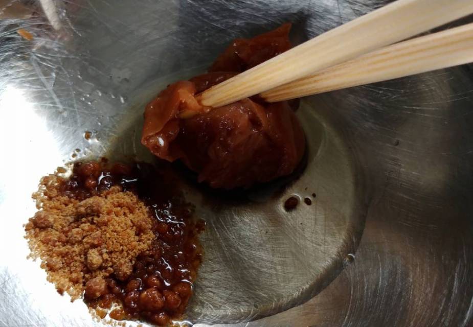 Sauce für Karotte in Umeboshi-Sauce anrühren