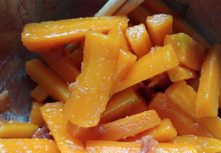 Karotten für Karotte in Umeboshi blanchieren.