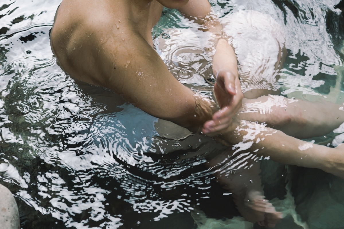 Person beim Baden im Onsen