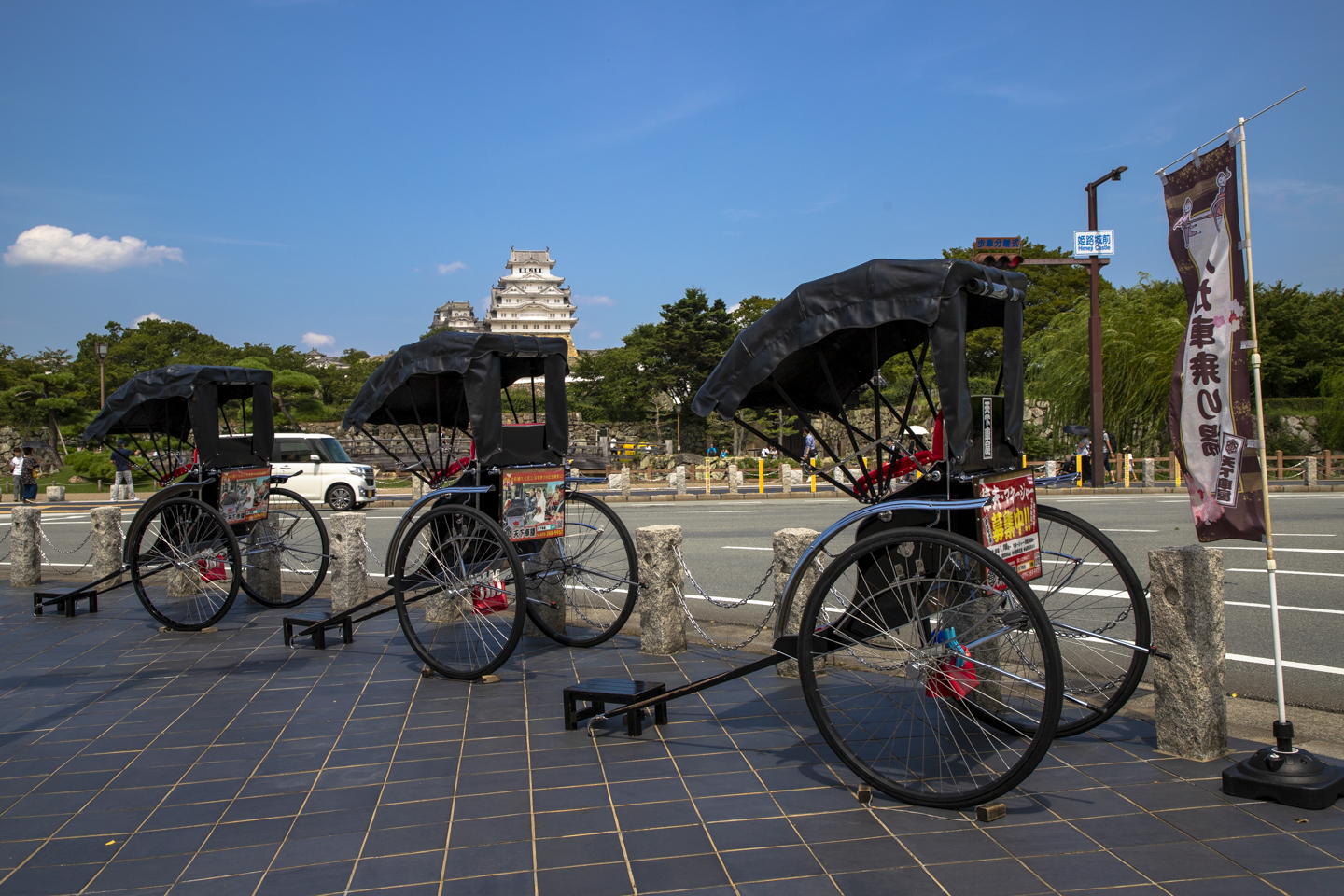 Rikschas vor der Burg Himeji