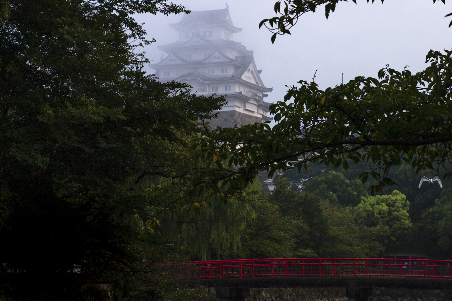 Burg Himeji und weißer Reiher im Morgennebel