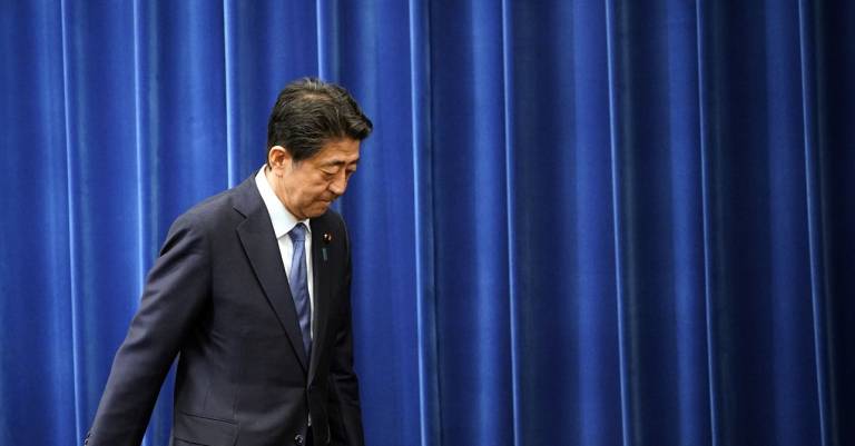 Abe Shinzô bei Pressekonferenz