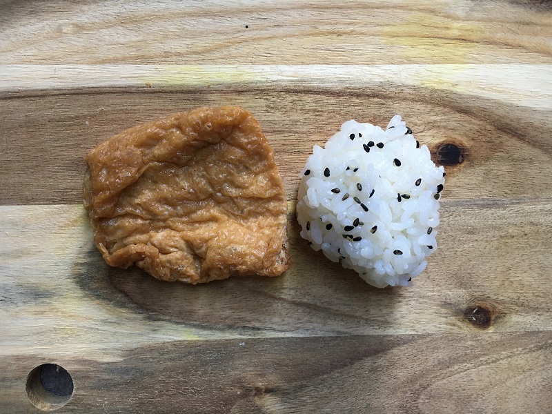 Frittierte Tōfu-Tasche und Reisbällchen für Füllung