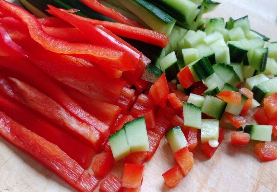 Gurke und Paprika für Tofu-Salat