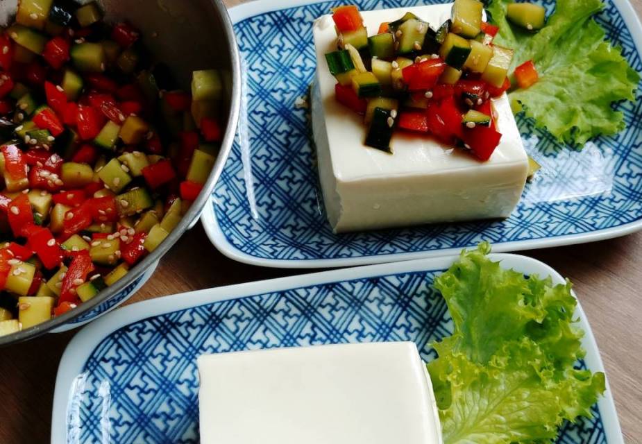 Tofu-Salat anrichten