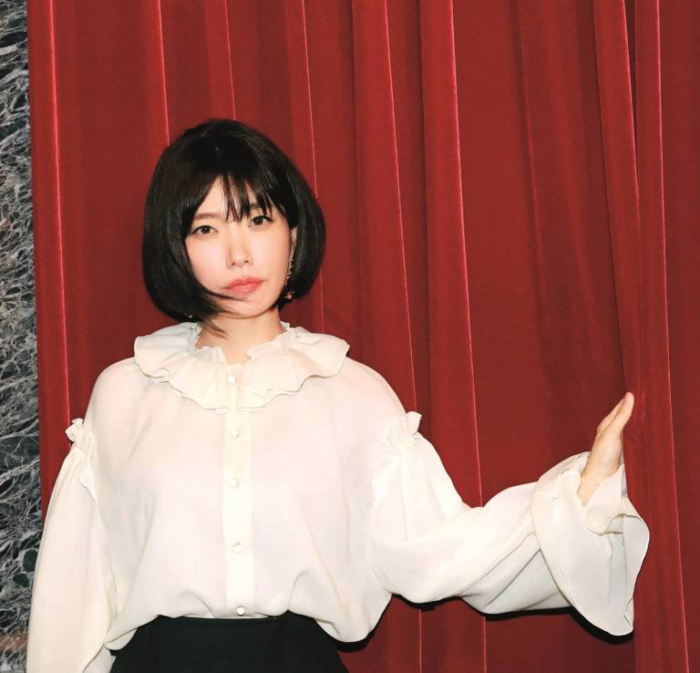 Kawakami Mieko vor rotem Vorhang
