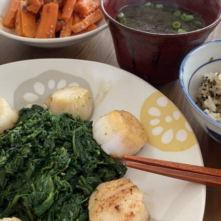 Gebratene Jakobsmuscheln und Spinat in Sojasaucen-Butter