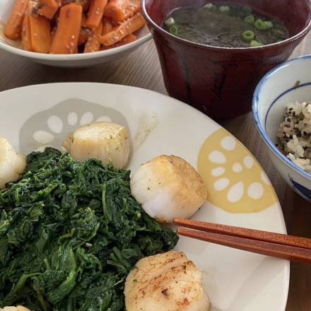 Gebratene Jakobsmuscheln und Spinat in Sojasaucen-Butter