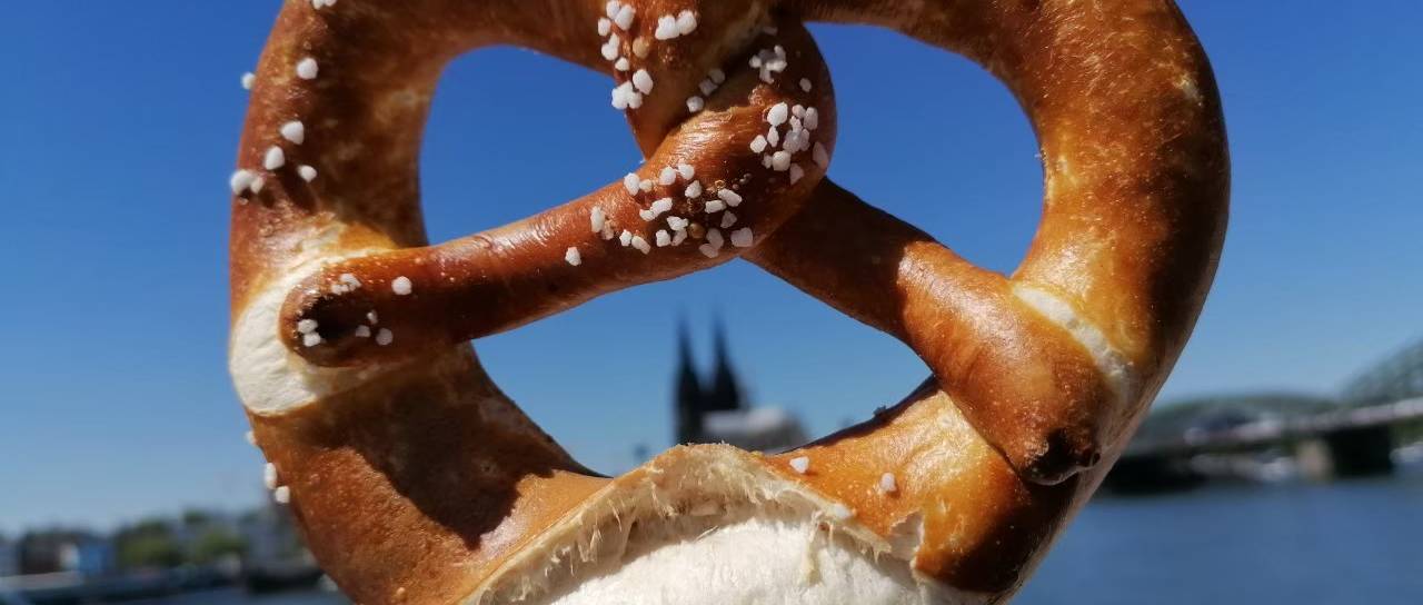 Brezel vor dem Kölner Dom