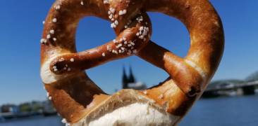 Brezel vor dem Kölner Dom