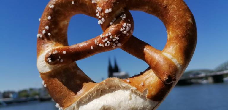 Brezel vor dem Kölner Dom