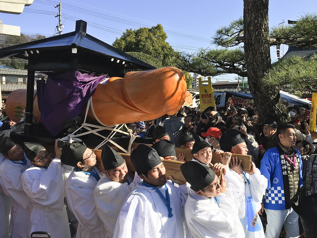 Hōnen Matsuri (Prozession mit Riesen-Penis)