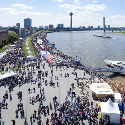 Der Japan-Tag an der Düsseldorfer Rheinpromenade.
