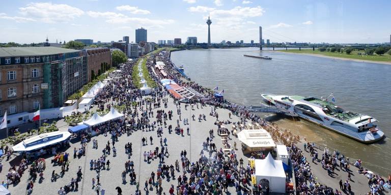 Der Japan-Tag an der Düsseldorfer Rheinpromenade.
