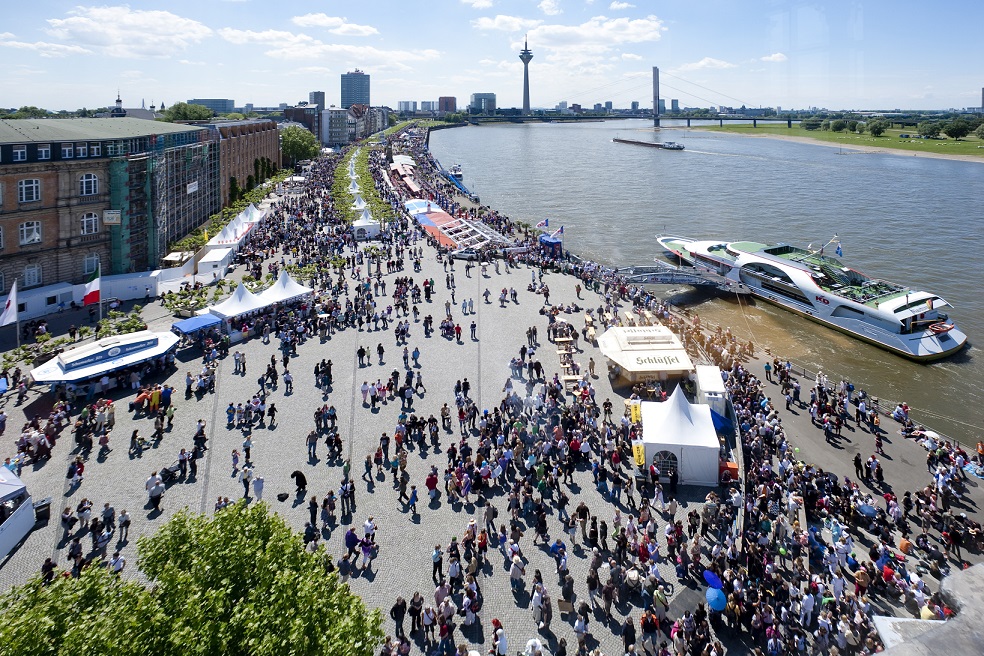 Der Japan-Tag an der Düsseldorfer Rheinpromenade.