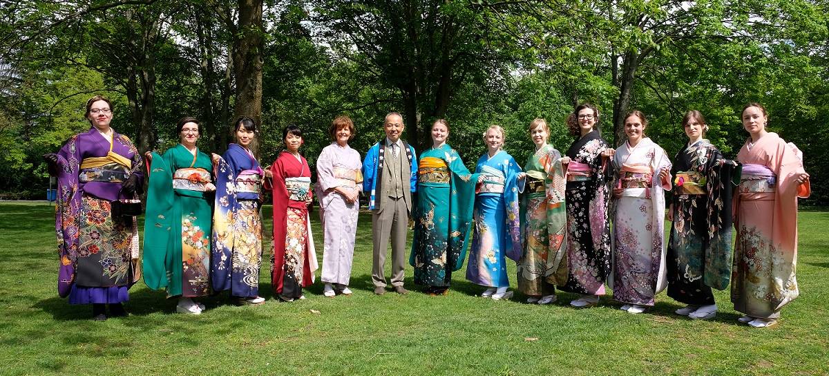 Frauen im Kimono auf dem Meerbuscher Kirschblütenfest