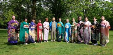 Frauen im Kimono auf dem Meerbuscher Kirschblütenfest