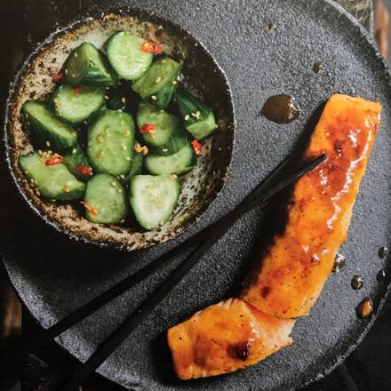 Janina Uhses Lachs mit Miso-Butter und Gurkensalat