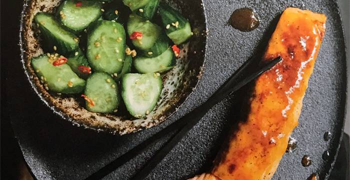 Janina Uhses Lachs mit Miso-Butter und Gurkensalat