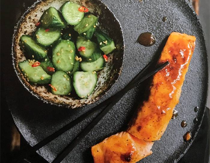 Janina Uhses Lachs mit Miso-Butter und Gurkensalat
