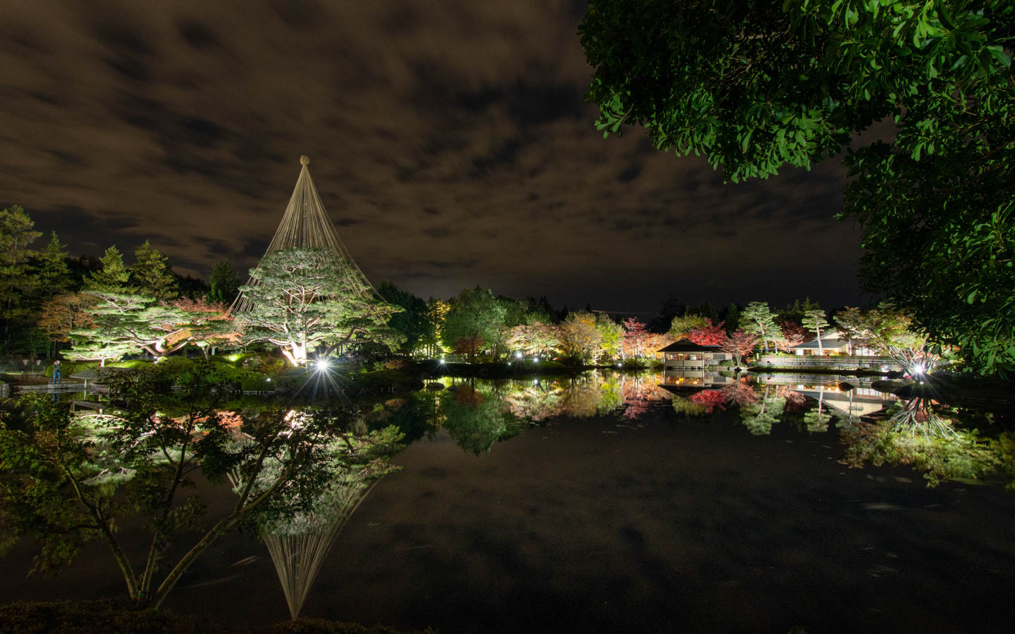 Abendliches Herbstlaub in Tachikawa