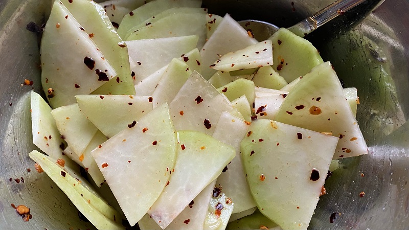 Kohlrabi und Dressing vermischen