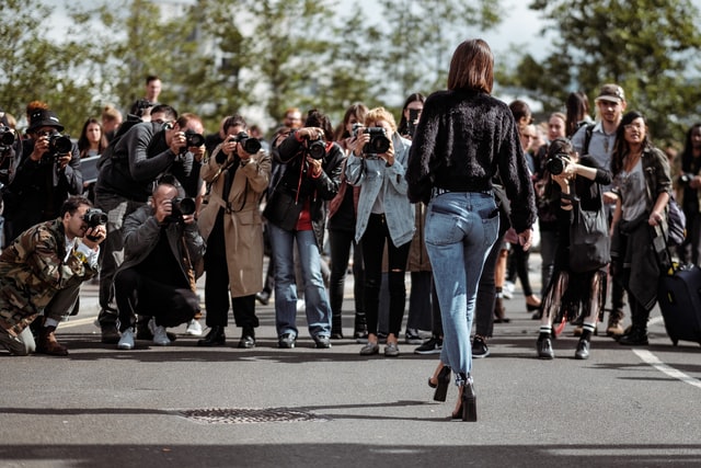 Model vor Paparazzi