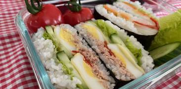 Lunchbox mit Reissandwiches