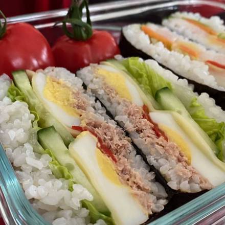 Lunchbox mit Reissandwiches