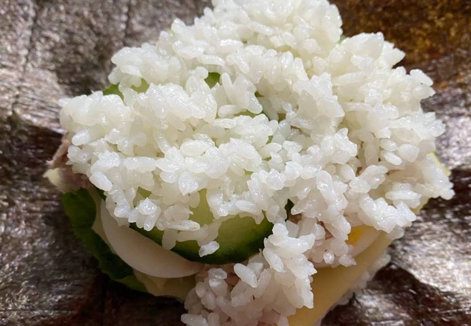 Reis, Gemüse etc. auf Algenblatt