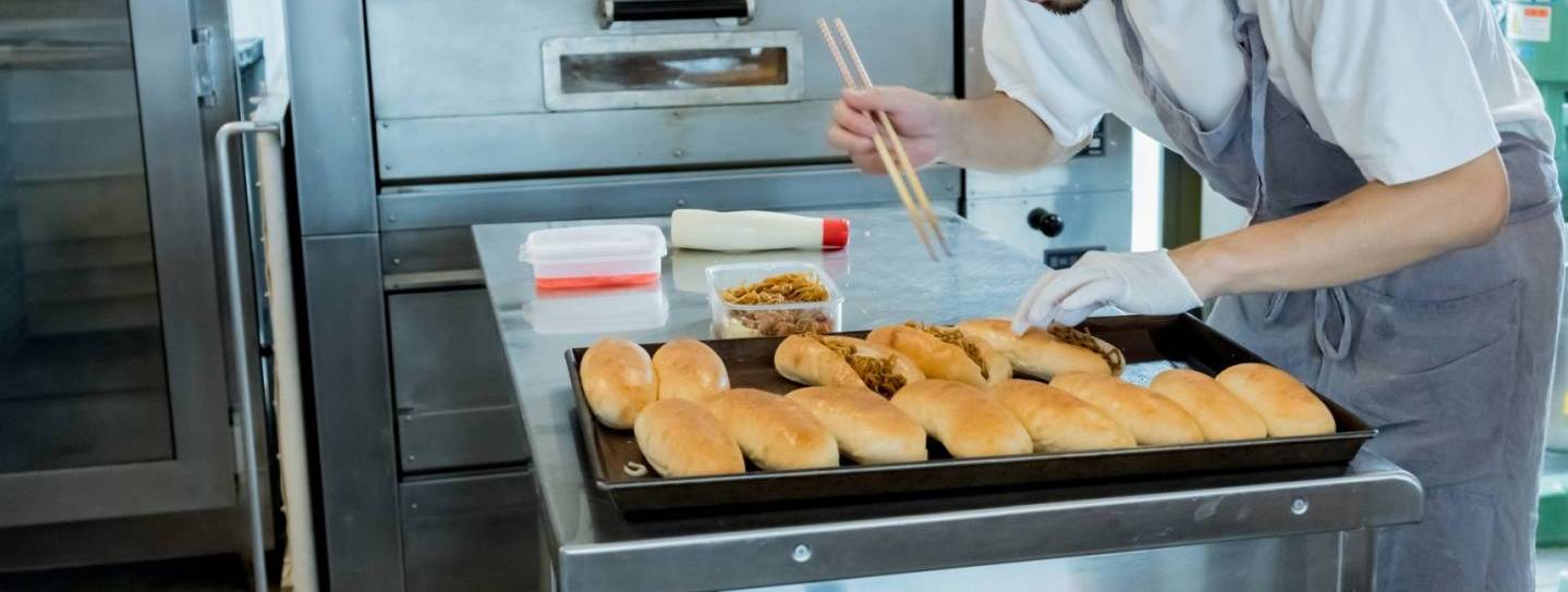 Bäcker macht Yakisoba Pan