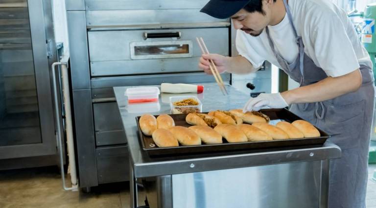 Bäcker macht Yakisoba Pan