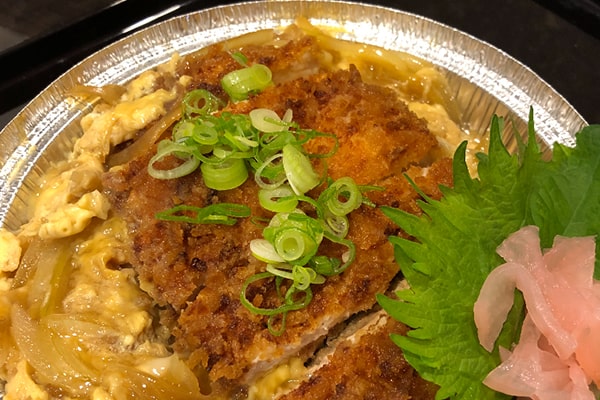 Katsudon (Japanisches Schnitzel auf Reis)