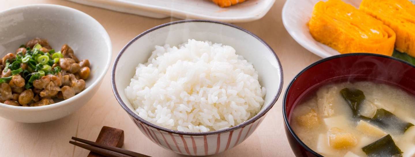 Japanisches Frühstück mit Fisch, Reis und Mist-Suppe