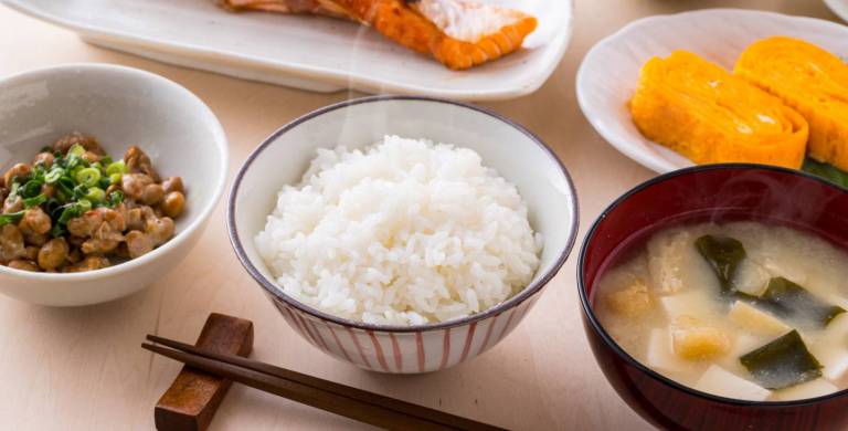 Japanisches Frühstück mit Fisch, Reis und Mist-Suppe