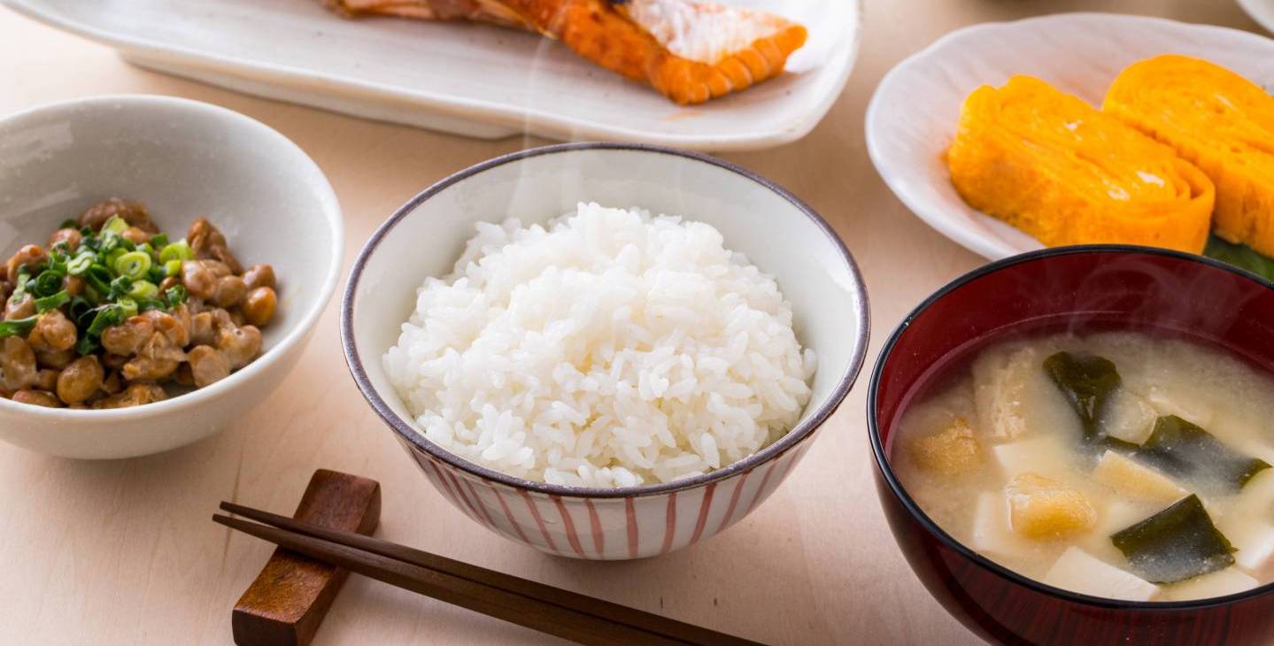 Traditionelles japanisches Frühstück: kraftvoller Start in den Tag ...