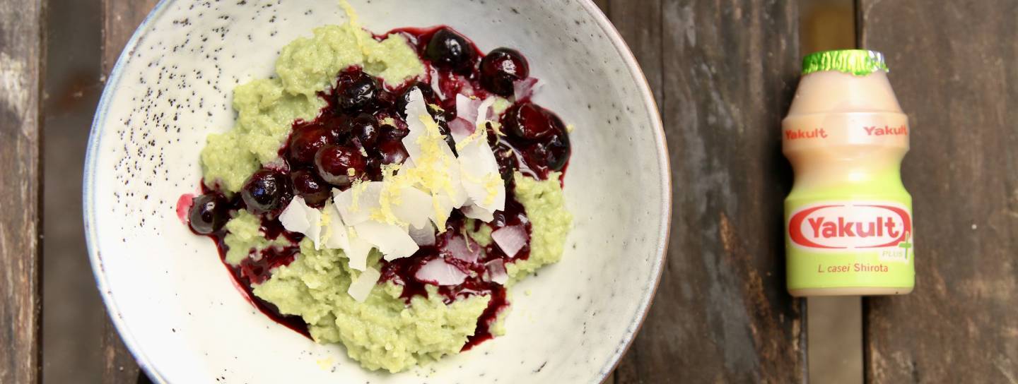 Matcha-Grießbrei mit Yakult Plus