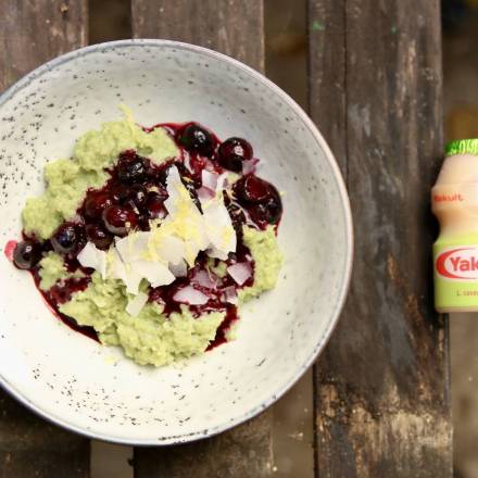 Matcha-Grießbrei mit Yakult Plus