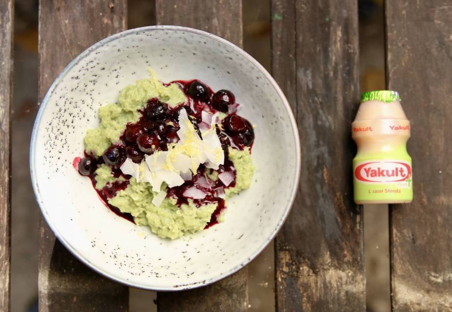 Matcha-Grießbrei mit Yakult Plus