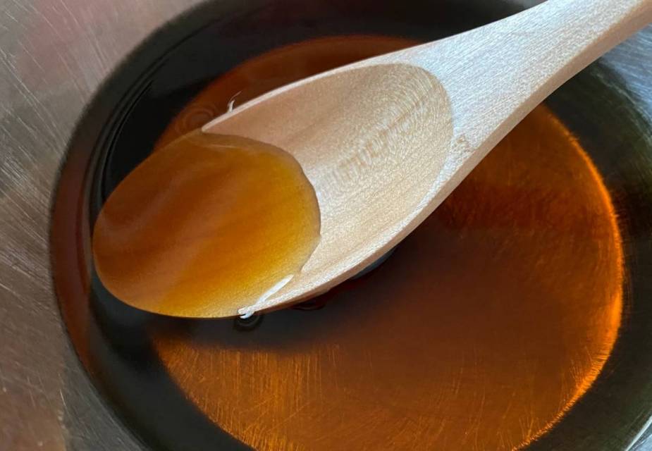 Tosa-Sauce mit Holzlöffel