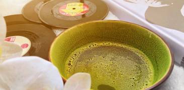 Matcha, Orchideen und ein Buch von Murakami Haruki