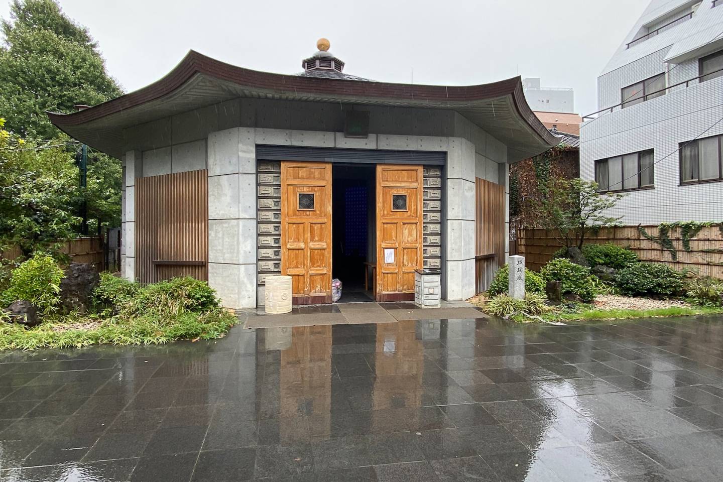 Rechteckige buddhistische Halle am Tempel Kōkoku-ji, regennasser Asphalt