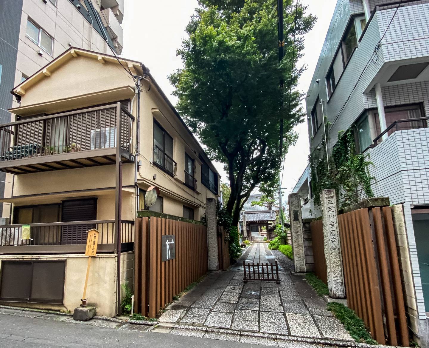 Schmaler Weg zwischen Häuserfassaden zum Tempel Kōkoku-ji