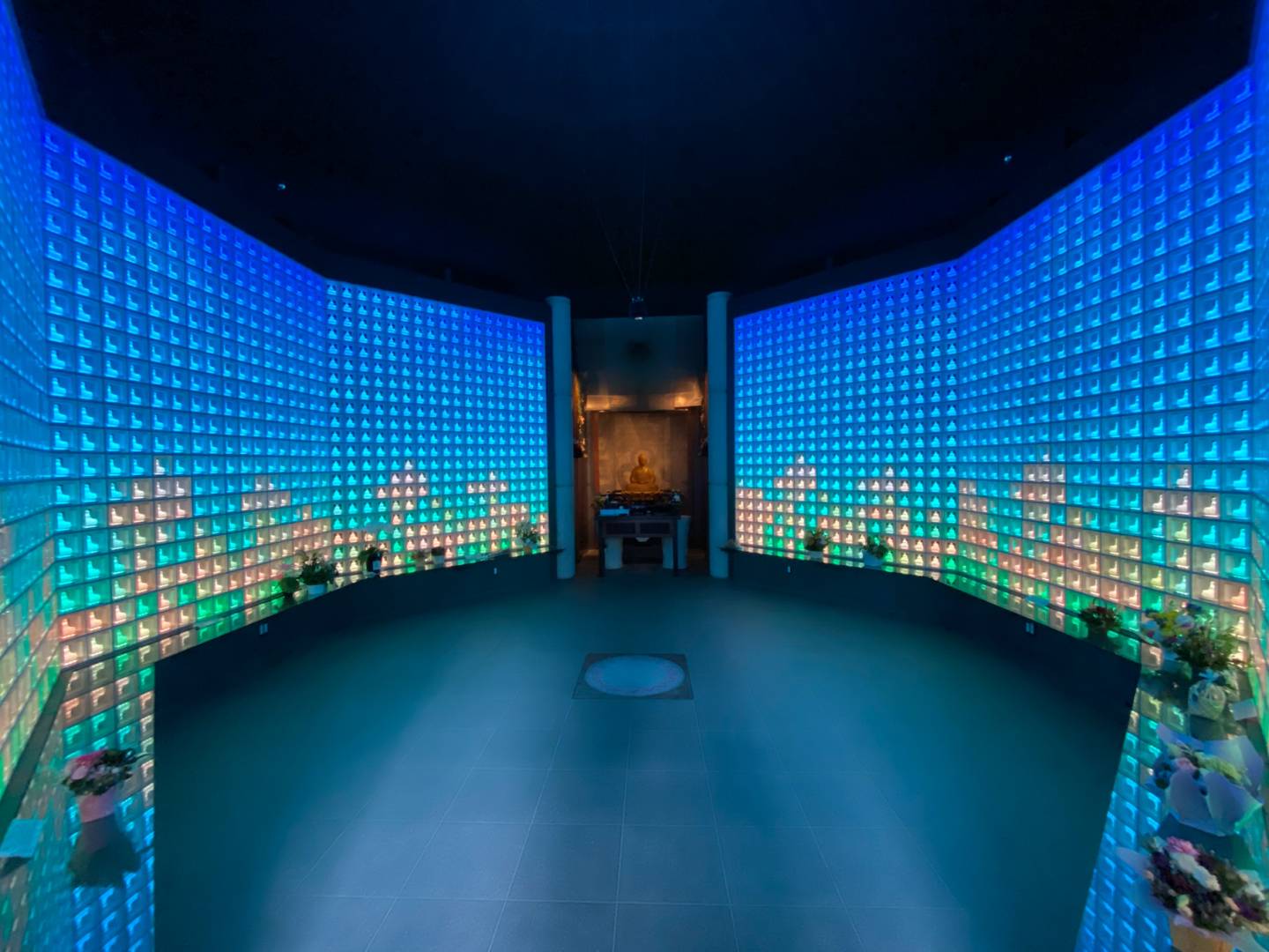 Mausoleum mit LED-beleuchteten Buddhastatuen am Tempel Kōkoku-ji (Innenansicht)